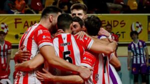 Jugadores del equipo de Manacor celebrando un punto en un partido de voleibol
