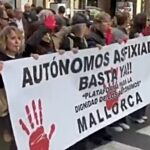Manifestantes sosteniendo una pancarta en Mallorca pidiendo mejoras para autónomos.