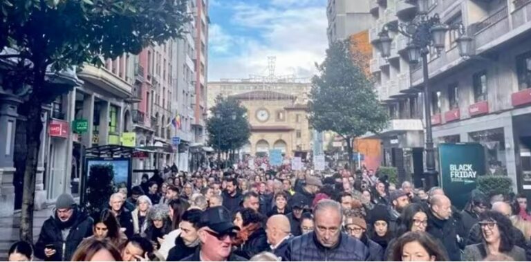 Multitud de autónomos marchando por las calles de Oviedo