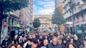 Multitud de aut&oacute;nomos marchando por las calles de Oviedo