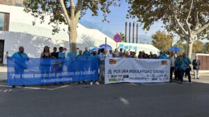 Manifestación por una insularidad digna en Baleares con pancartas y participantes.
