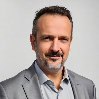 Retrato profesional de un hombre con barba y traje gris