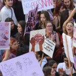 Manifestantes sosteniendo carteles en una marcha feminista en Palma