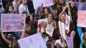 Manifestantes sosteniendo carteles en una marcha feminista en Palma