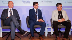 Tres ponentes discutiendo sobre regulaciones de vehículos en Ibiza