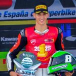 Marco Tapia sosteniendo trofeo y casco tras ganar campeonato de Supersport