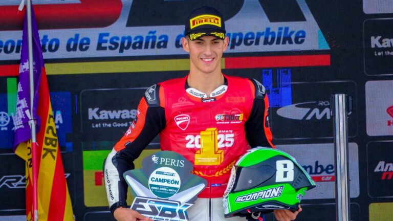 Marco Tapia sosteniendo trofeo y casco tras ganar campeonato de Supersport