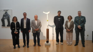 Marcos Juncal con su obra en el Certamen de Artes Plásticas de Inca