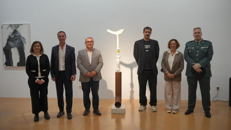 Marcos Juncal con su obra en el Certamen de Artes Plásticas de Inca