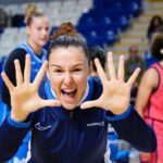 Jugadora de baloncesto María España celebrando con las manos en alto