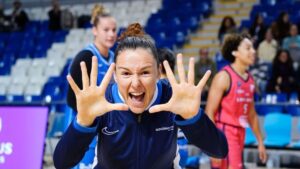 Jugadora de baloncesto Mar&iacute;a Espa&ntilde;a celebrando con las manos en alto