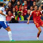 Mariona Caldentey jugando en un partido de fútbol con la selección española.