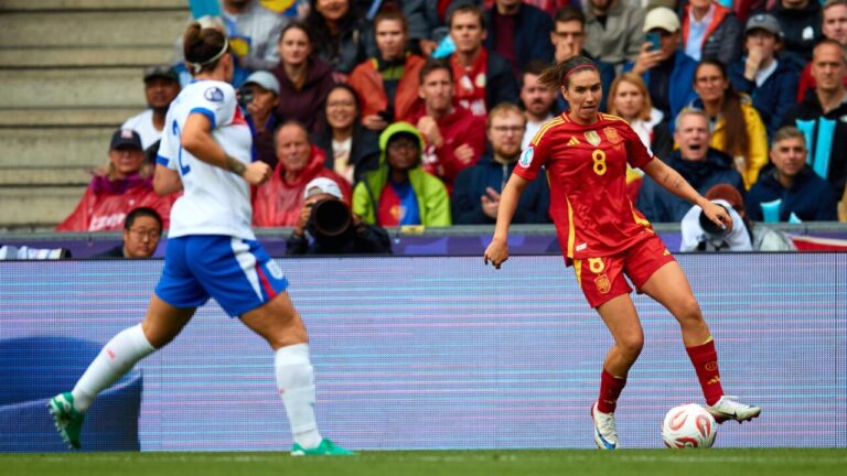 Mariona Caldentey jugando en un partido de fútbol con la selección española.