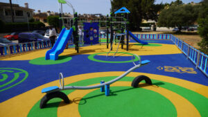 Parque infantil renovado en Marratxí con juegos y superficies de caucho