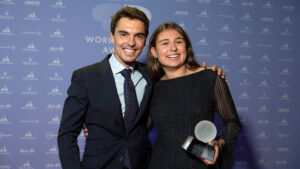 Marta Cardona y Jordi Xammar posando con un premio en un evento.