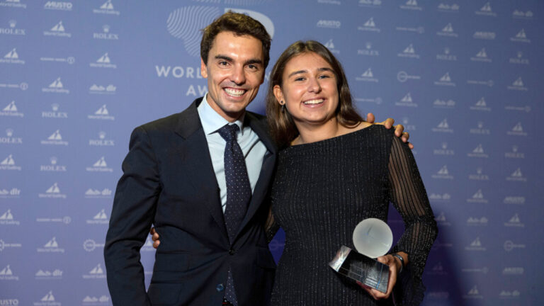 Marta Cardona y Jordi Xammar posando con un premio en un evento.