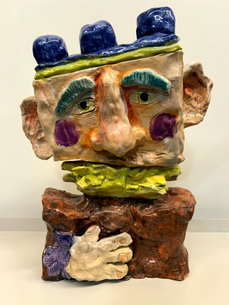 Escultura cerámica de Martín Garrido con colores vibrantes y formas expresivas.