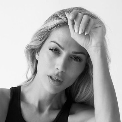 Retrato en blanco y negro de Martina Benvenutto con expresión pensativa.