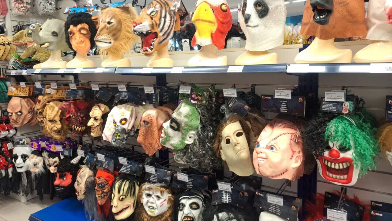 Diversas máscaras de Halloween en una tienda de disfraces