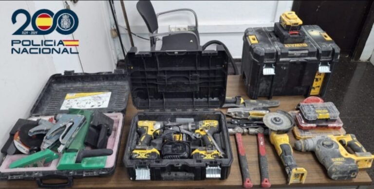Caja de herramientas y herramientas recuperadas por la policía tras un robo.