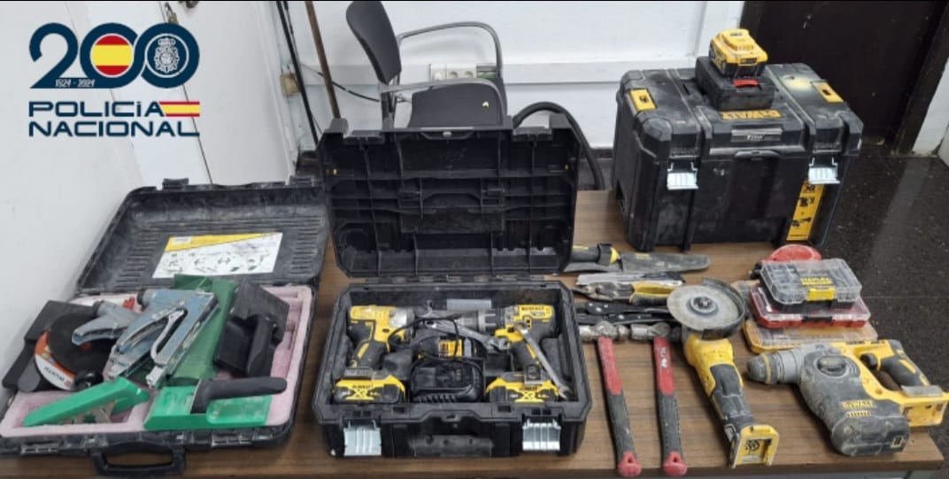 Caja de herramientas y herramientas recuperadas por la policía tras un robo.