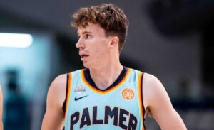 Matt Frierson en la cancha con uniforme del Palmer Basket