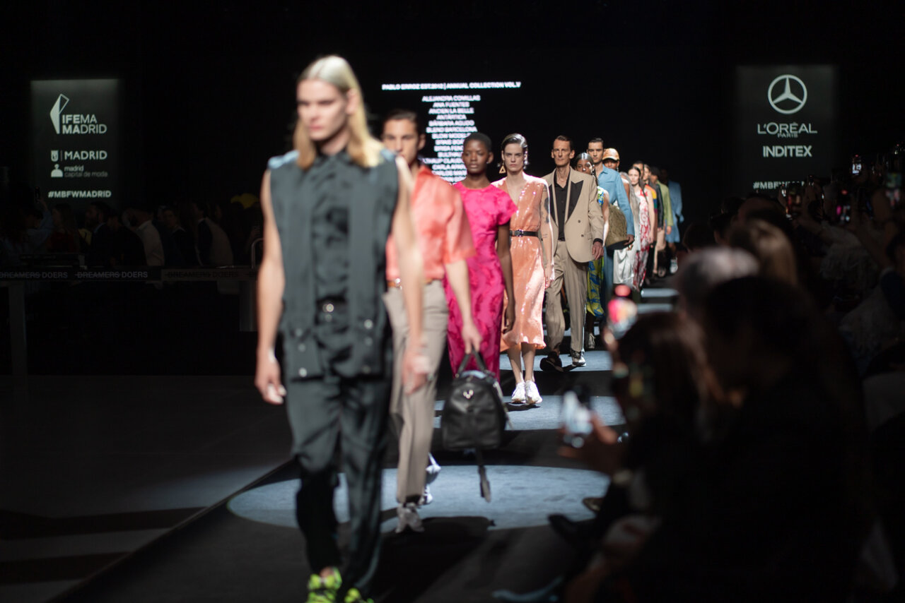 Desfile de moda sostenible en MBFWM con modelos y dise&ntilde;os mediterr&aacute;neos.