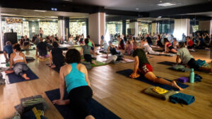 Clases de entrenamiento de fuerza en Megasport con participantes activos