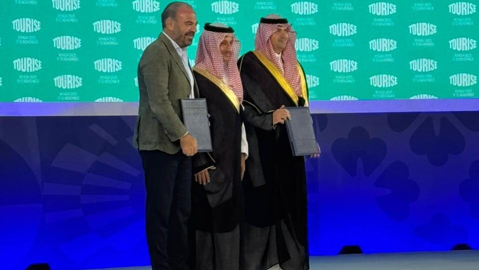 Representantes de Meliá y el Fondo Turístico saudí firmando un acuerdo