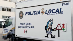 Vehículo de la Policía Local de Palma en un centro escolar