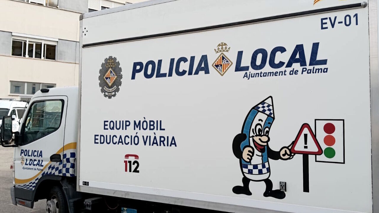 Vehículo de la Policía Local de Palma en un centro escolar
