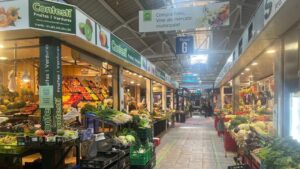 Vista de un mercado con frutas y verduras frescas en exhibición