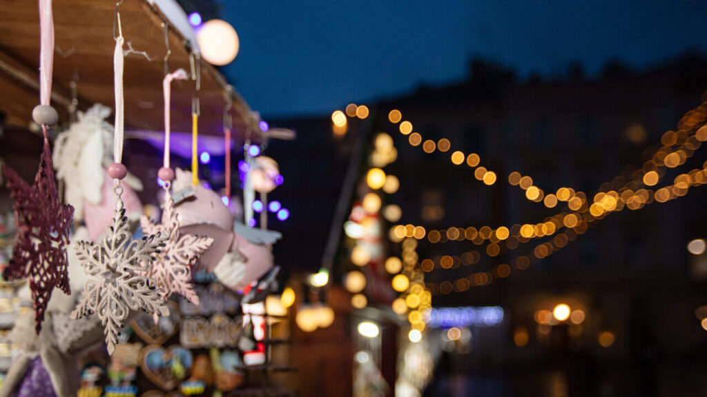 Decoraciones navideñas en el mercado de Sa Feixina con luces brillantes.