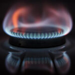 Llama de gas en una cocina, símbolo de riesgo de monóxido de carbono.