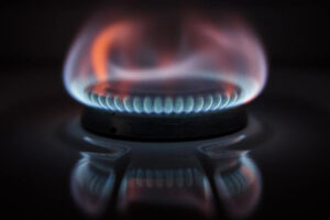 Llama de gas en una cocina, símbolo de riesgo de monóxido de carbono.