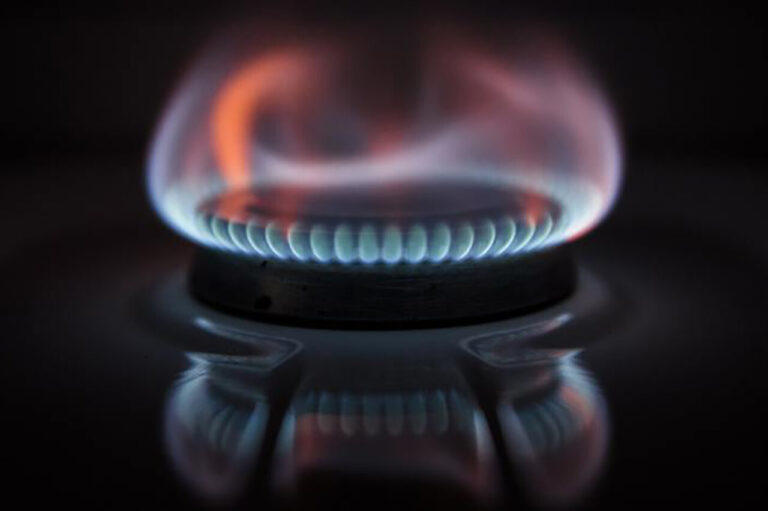 Llama de gas en una cocina, símbolo de riesgo de monóxido de carbono.