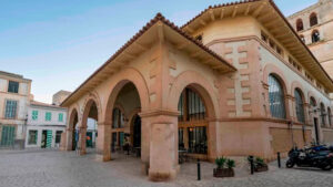 Edificio histórico en Felanitx que impulsa el comercio local