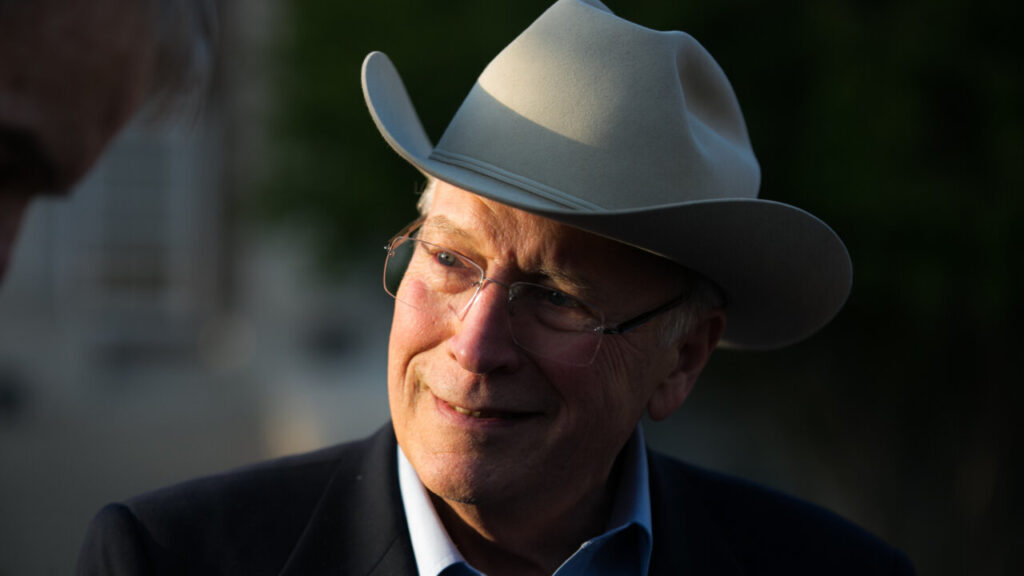Dick Cheney sonriendo con un sombrero en un evento