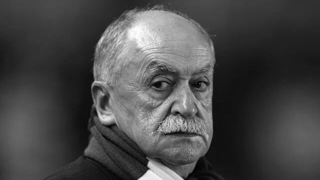 Retrato en blanco y negro de Xabier Azkargorta, entrenador de fútbol.