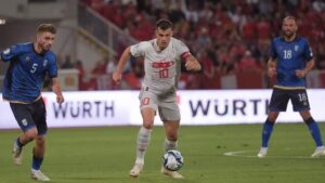 Muriqi jugando un partido de fútbol con Kosovo contra Suiza