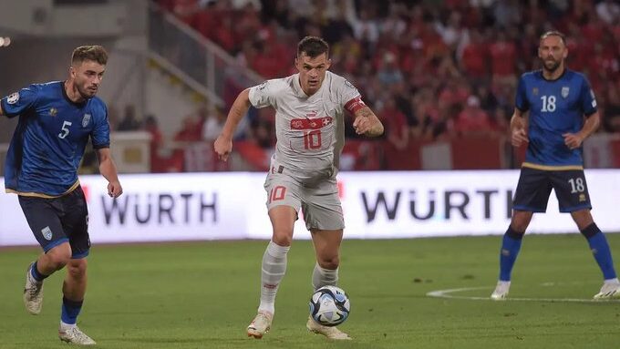 Muriqi jugando un partido de fútbol con Kosovo contra Suiza