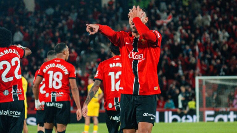 Jugadores del RCD Mallorca celebrando un gol en el estadio