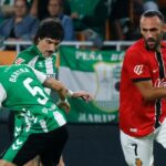 Jugadores del Real Mallorca y Betis en acción durante un partido de fútbol