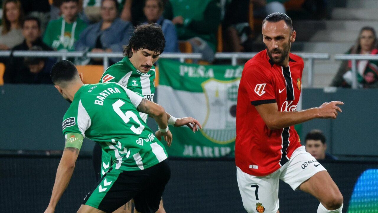 Jugadores del Real Mallorca y Betis en acci&oacute;n durante un partido de f&uacute;tbol