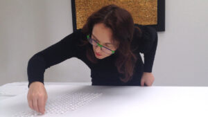 Nathalie Vin trabajando en su estudio de mosaicos contemporáneos.