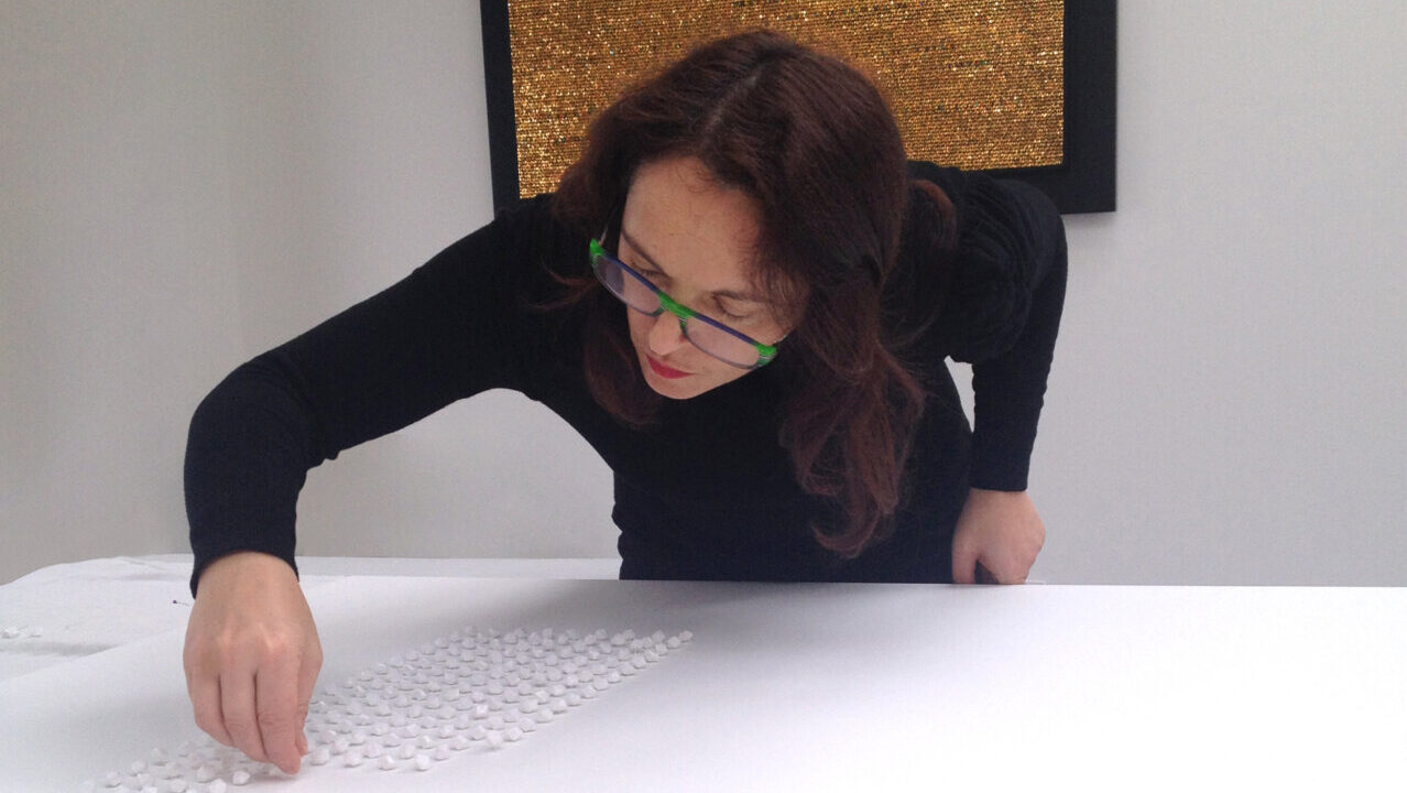 Nathalie Vin trabajando en su estudio de mosaicos contemporáneos.