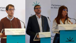Tres portavoces políticos en una rueda de prensa en el Parlament de las Islas Baleares.