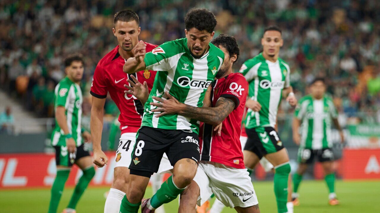 Jugadores del Real Betis y RCD Mallorca en un partido de f&uacute;tbol