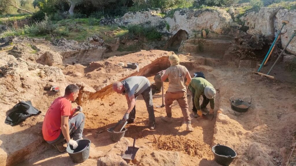 Investigadores trabajando en el yacimiento de Son Sunyer en Mallorca
