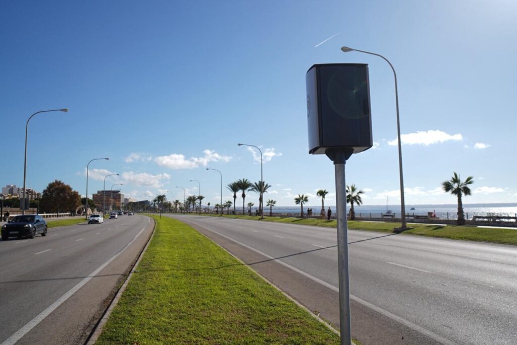 Vista de dos nuevos radares en la avenida Adolfo Suárez de Palma